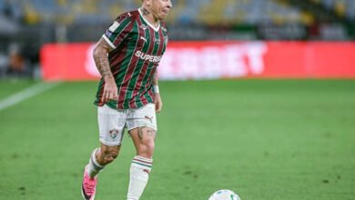 Yeferson Soteldo conduce el balón con el uniforme de Fluminense durante un partido del Brasileirão.
