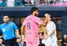 El futbolista venezolano Telasco Segovia, vistiendo la camiseta rosa número 8 del Inter Miami, celebra con el puño cerrado su gol clave durante el partido contra Atlético de San Luis en la Leagues Cup.