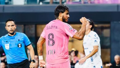 El futbolista venezolano Telasco Segovia, vistiendo la camiseta rosa número 8 del Inter Miami, celebra con el puño cerrado su gol clave durante el partido contra Atlético de San Luis en la Leagues Cup.