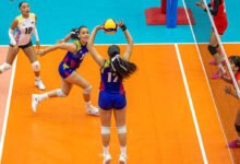 Andrea Páez (#12) ejecuta un levantamiento perfecto hacia la capitana Yalesca Colina (#7) durante el compromiso ante China Taipéi en el Mundial de Voleibol Femenino Sub-17.