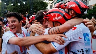 El ciclista venezolano Orluis Aular abraza a sus compañeros del Movistar Team celebrando el triunfo en la Vuelta a España 2026.