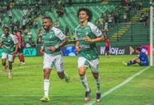 El futbolista venezolano Eduard Bello celebrando junto a su compañero tras anotar un doblete con el Deportivo Cali en el Estadio Palmaseca por la Liga BetPlay 2026