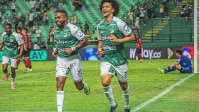 El futbolista venezolano Eduard Bello celebrando junto a su compañero tras anotar un doblete con el Deportivo Cali en el Estadio Palmaseca por la Liga BetPlay 2026