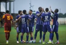 Cristian Casseres Jr y jugadores del Toulouse FC celebran un gol durante un partido contra el Lorient en la Ligue 1