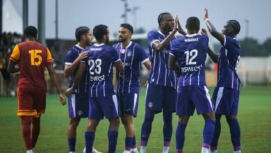 Cristian Casseres Jr y jugadores del Toulouse FC celebran un gol durante un partido contra el Lorient en la Ligue 1