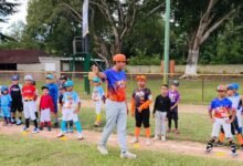 Marcial Pérez instruyó a algunos de los Alumnos de la Academia Power Kids, con la ayuda de los peloteros de la LVBP