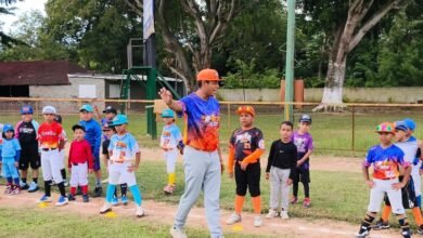 Marcial Pérez instruyó a algunos de los Alumnos de la Academia Power Kids, con la ayuda de los peloteros de la LVBP