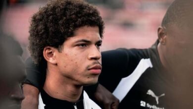 El futbolista venezolano David Martínez en un plano medio durante su presentación oficial con el FC Midtjylland, vistiendo uniforme Puma con patrocinio de Sydbank junto a sus compañeros.