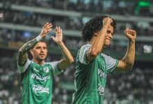 Eduard Bello celebra con los puños cerrados su doblete con el Deportivo Cali en el estadio de Palmaseca por la Liga BetPlay.