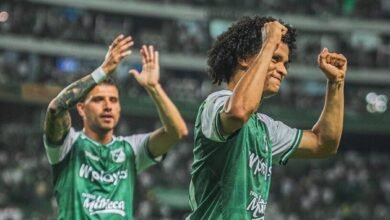 Eduard Bello celebra con los puños cerrados su doblete con el Deportivo Cali en el estadio de Palmaseca por la Liga BetPlay.