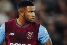 Un primer plano de tres cuartos de perfil del futbolista venezolano Keiber Lamadrid mirando hacia la derecha con expresión seria, vistiendo la camiseta local del West Ham United (diseño color vino tinto con mangas azul celeste de la marca New Balance y el patrocinador "BoyleSports" al frente), con un fondo desenfocado de las gradas del estadio.