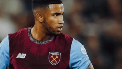 Un primer plano de tres cuartos de perfil del futbolista venezolano Keiber Lamadrid mirando hacia la derecha con expresión seria, vistiendo la camiseta local del West Ham United (diseño color vino tinto con mangas azul celeste de la marca New Balance y el patrocinador "BoyleSports" al frente), con un fondo desenfocado de las gradas del estadio.