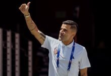 Tomás Rincón sonríe y levanta el brazo derecho con el pulgar arriba vistiendo una camisa polo blanca de la selección venezolana en un estadio