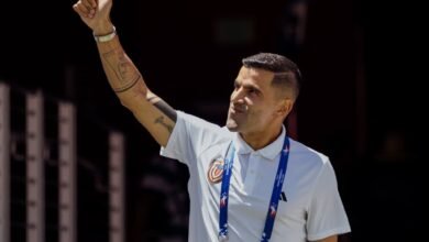 Tomás Rincón sonríe y levanta el brazo derecho con el pulgar arriba vistiendo una camisa polo blanca de la selección venezolana en un estadio