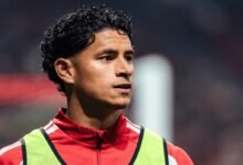 Primer plano del lateral derecho venezolano Ronald Hernández mirando fijamente hacia un costado durante el calentamiento previo a un partido de la MLS con el Atlanta United.