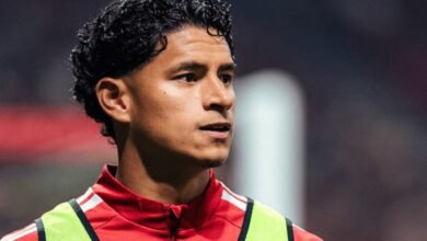 Primer plano del lateral derecho venezolano Ronald Hernández mirando fijamente hacia un costado durante el calentamiento previo a un partido de la MLS con el Atlanta United.