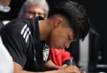 El delantero venezolano Gedeón Díaz firma su primer contrato profesional con el club Colo-Colo.