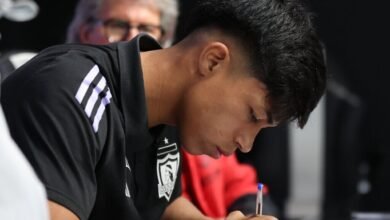 El delantero venezolano Gedeón Díaz firma su primer contrato profesional con el club Colo-Colo.