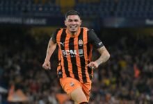 Gleiker Mendoza celebra corriendo sonriente con la camiseta del Shakhtar Donetsk durante un partido de la Champions League