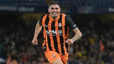 Gleiker Mendoza celebra corriendo sonriente con la camiseta del Shakhtar Donetsk durante un partido de la Champions League