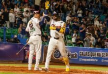Keyber Rodríguez (derecha) bateó un jonrón para Tigres frente a Leones en Maracay