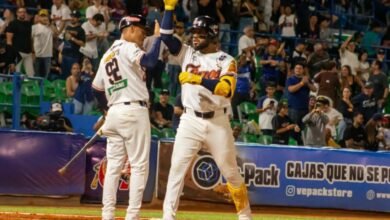 Keyber Rodríguez (derecha) bateó un jonrón para Tigres frente a Leones en Maracay