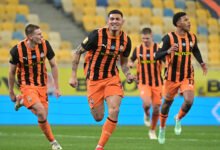 El venezolano Gleiker Mendoza celebra su gol en la victoria 3-0 de su club en el clásico ucraniano