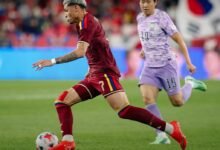 El extremo de la Vinotinto Gleiker Mendoza driblea el balón ante la presión de un defensor de Corea del Sur durante el partido amistoso internacional de fecha FIFA celebrado en Ulsan.