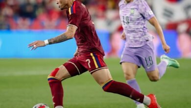 El extremo de la Vinotinto Gleiker Mendoza driblea el balón ante la presión de un defensor de Corea del Sur durante el partido amistoso internacional de fecha FIFA celebrado en Ulsan.