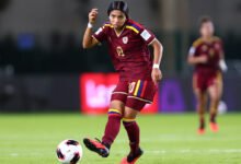 Andrea Suárez, delantera de la selección de Venezuela Sub-17, controlando el balón durante el partido contra Zambia en el Mundial Femenino 2026