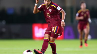 Andrea Suárez, delantera de la selección de Venezuela Sub-17, controlando el balón durante el partido contra Zambia en el Mundial Femenino 2026