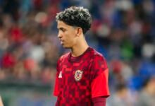 Yerwin Sulbarán en primer plano mirando hacia el costado del campo vistiendo la indumentaria oficial de la Vinotinto