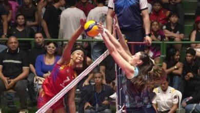 Acción de juego en la red entre Venezuela y Argentina durante el Campeonato Sudamericano de Voleibol Femenino U19.