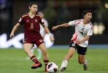 Jugadora venezolana intenta retener el control del balón frente a la presión de la marca defensiva de la jugadora de la selección de Japón