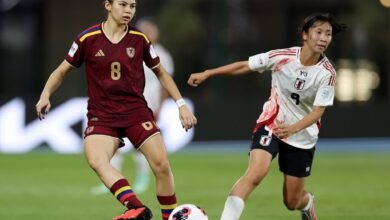 Jugadora venezolana intenta retener el control del balón frente a la presión de la marca defensiva de la jugadora de la selección de Japón