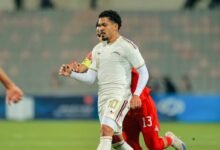 El futbolista venezolano Dani Pereira, luciendo el uniforme blanco de la Vinotinto con el número 10, disputa el balón durante un partido internacional en la gira asiática.