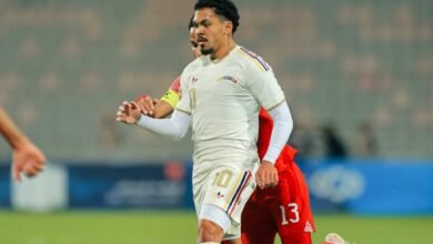 El futbolista venezolano Dani Pereira, luciendo el uniforme blanco de la Vinotinto con el número 10, disputa el balón durante un partido internacional en la gira asiática.
