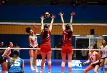 Jugadora de la selección femenina de voleibol de Venezuela realiza un remate frente al bloqueo de dos jugadoras en el Sudamericano U19 en Maracaibo.
