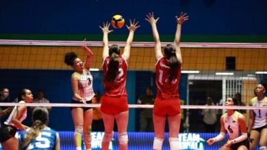 Jugadora de la selección femenina de voleibol de Venezuela realiza un remate frente al bloqueo de dos jugadoras en el Sudamericano U19 en Maracaibo.